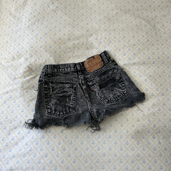 Levi’s Denim high waisted shorts - Picture 2 of 2